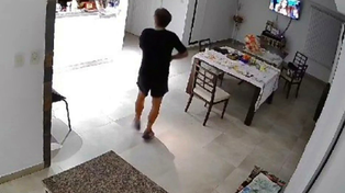 El empresario millonario quedó registrado en cámaras de seguridad mientras robaba a su vecino.&nbsp;