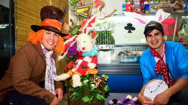 Fiesta de Disfraces: disfraces en los comercios y mural para recibir a los visitantes