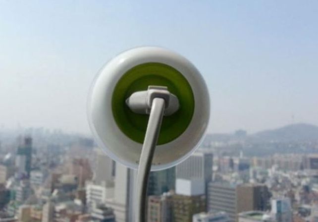 Para no quedarse jamás sin batería: un enchufe portátil que se carga en la ventana