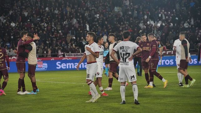 Resignación. Sordo y Ortiz lamentan el final en la cancha de Lanús. Newells no hizo un buen partido y perdió bien.