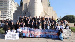 Las autoridades universitarias le dieron su apoyo a la Multisectorial por la Paz con una foto en el Monumento a la Bandera.&nbsp;