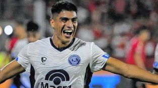 Independiente Rivadavia festejó en Rosario tras el gol de Peinipil.