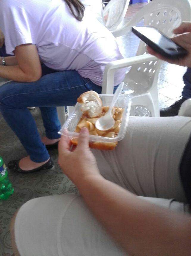Docentes prepararon una olla popular en la puerta del CGE
