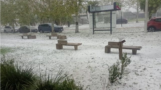 El granizo en Funes pintó la ciudad de blanco