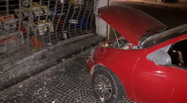 El auto terminó sobre la vereda y rompiendo la vereda de un comercio.// Foto Gentileza Radio EME.