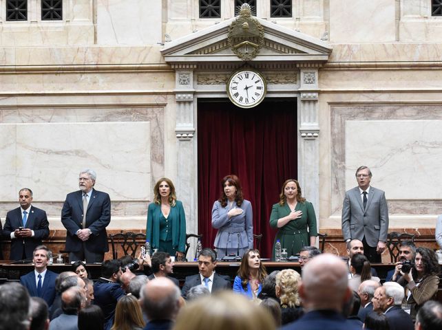 Cristina Kirchner preside la Asamblea. Cecilia Moreau y Claudia Ledesma Abdala la acompañan