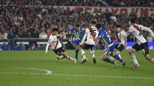 Ángel Di María encara entre Vera y Rivero. El capitán de Central no pudo gravitar como en partidos anteriores. “Estoy orgulloso del equipo y a veces toca perder”, asumió.&nbsp;