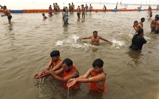 Devotos hindúes ofrecen oraciones mientras se bañan en el Sangam, la confluencia de los ríos Ganges y Yamuna para tomar el baño ritual durante el festival Makar Sankranti en Prayagraj, India. Makar Sankranti marca la transición del invierno a la primavera.