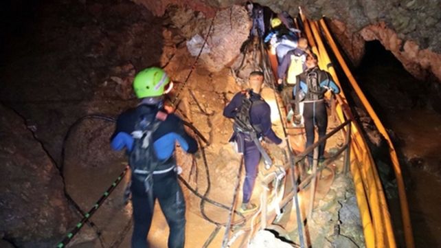 Pasadizos. Miembros del equipo de rescate tailandés caminan por dentro de la caverna.