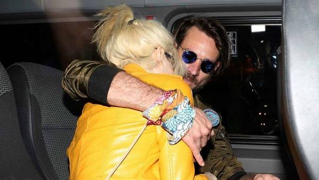 Pero ayer Militta Bora y Chano Charpentier llegaron juntos de España y no tuvieron problema ni pudor de mostrarse a los besos.
