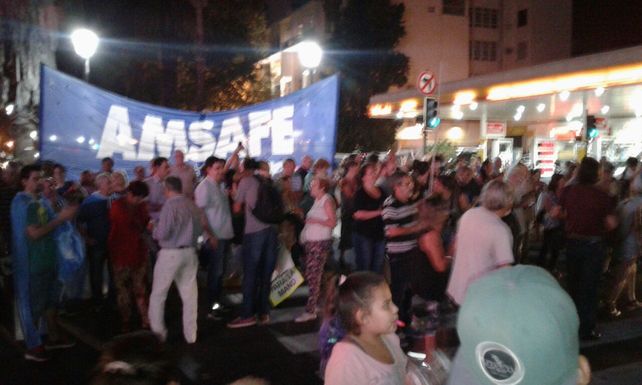 Rosario se manifestó contra los tarifazos con un ruidazo que se escuchó en toda la ciudad