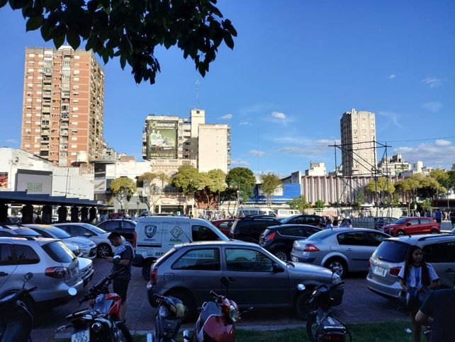 Estacionamiento. La plaza Montenegro se cubrió de autos.