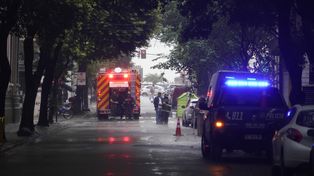 La Brigada de Explosivos y Bomberos trabajan sobre uno de los ingresos al colegio San José ubicado por calle Presidente Roca al 100.