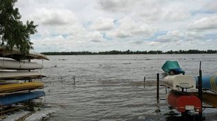 Las autoridades de Defensa Civil se mantienen en alerta por la crecida del río Paraná.&nbsp;