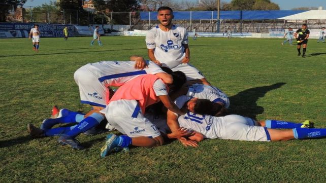 Los salaítos festejan en montonera el golazo de Matías Recalde