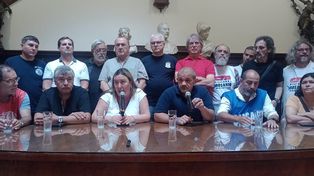 Los gremios locales dieron un fuerte gesto de unidad de cara a la movilización del 24 de enero al Monumento para r4echzar el DNU y la ley ómnibus del presidente Javier Milei.&nbsp;
