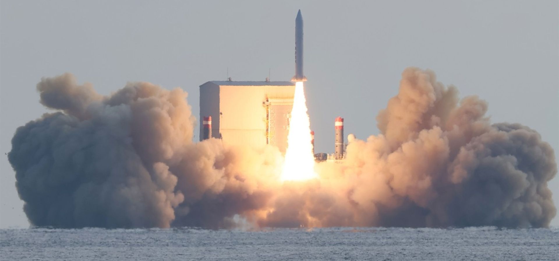 Tercer lanzamiento por parte de Corea del Sur de un cohete espacial de combustible sólido desde una barcaza que flota en las aguas a unos 4 kilómetros al sur de la isla de Jeju, Corea del Sur. Foto: EFE/ Yonhap Tercer lanzamiento por parte de Corea del Sur de un cohete espacial de combustible sólido desde una barcaza que flota en las aguas a unos 4 kilómetros al sur de la isla de Jeju, Corea del Sur. Foto: EFE/ Yonhap