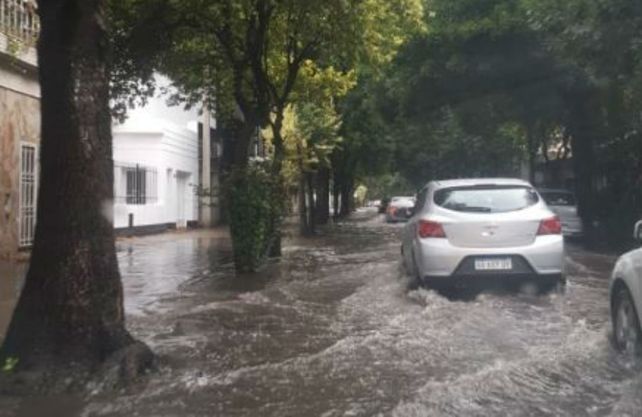 Algunas calles de la ciudad se inundaron por las intensas lluvias.