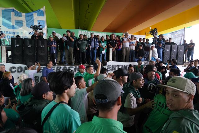 La Confederación Argentina de Trabajadores del Transporte (Catt) concentró en Perón y Circunvalación.