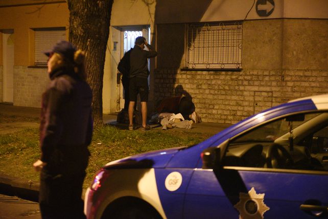 Dolor. El cuerpo de Nahuel en la vereda y sus familiares en el peor momento.