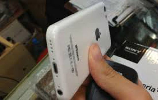 Si se verificara la afirmación de los piratas informáqticos supondrá una situación embarazosa para Apple.