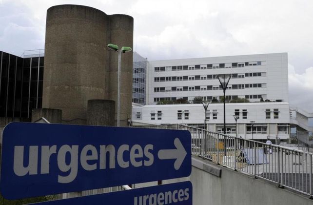 Otros cinco voluntarios continúan internados en el hospital universitario de Rennes.