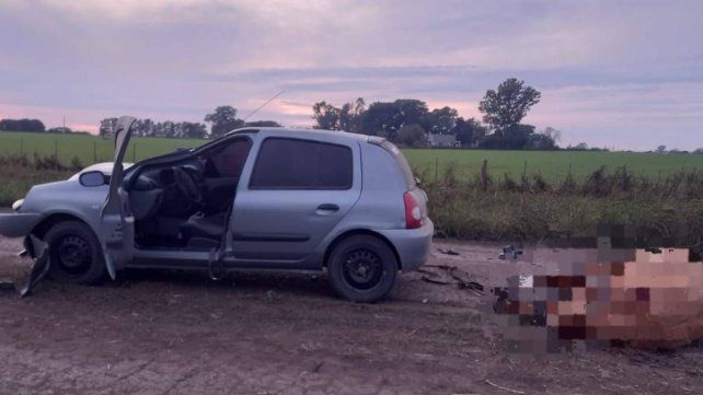 Un joven conductor chocó un caballo que estaba suelto en un camino rural. Sucedió esta mañana en General Ramírez.