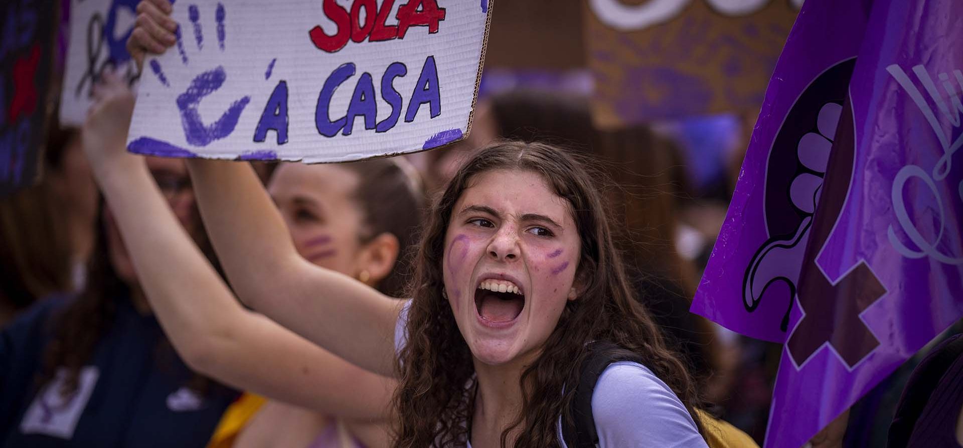 Estudiantes marchan durante una protesta por el Día Internacional de la Mujer en Barcelona, España, el viernes 8 de marzo de 2024. (AP Foto/ Emilio Morenatti) Estudiantes marchan durante una protesta por el Día Internacional de la Mujer en Barcelona, España, el viernes 8 de marzo de 2024. (AP Foto/ Emilio Morenatti)