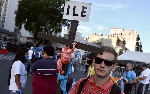 Aborto legal: verdes y celestes se manifiestan frente al Congreso