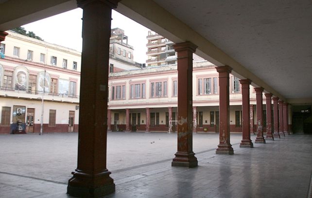 Un chico con el tabique roto, resultado de otro caso de violencia en una escuela