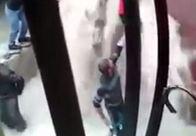 VIDEO: Dramático rescate de seis niños atrapados en una casa inundada