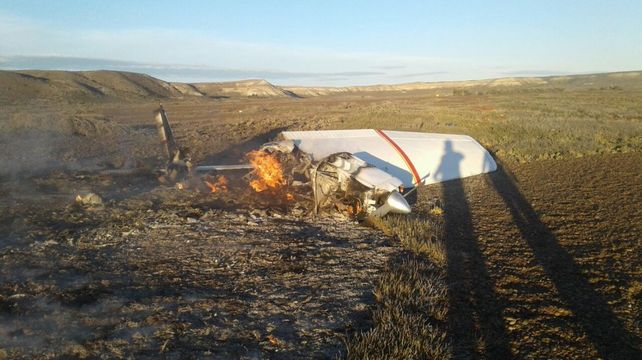 Los restos. La avioneta cayó sobre un campo de la Península Valdés y hubo dos víctimas fatales.