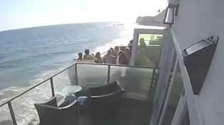 Un balcón repleto de gente que festejaba un cumpleaños colapsó y cayó al vacío