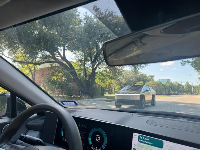Volver al futuro. Las calles de Dallas por momentos transportan a una película futurista.