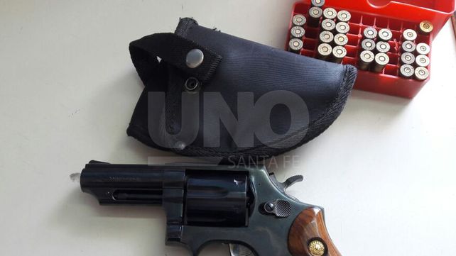 Cayó un joven y violento delincuente con un arma de guerra cargada de balas
