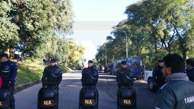En medio de un fuerte operativo policial desalojan a una familia en calle Churruarín
