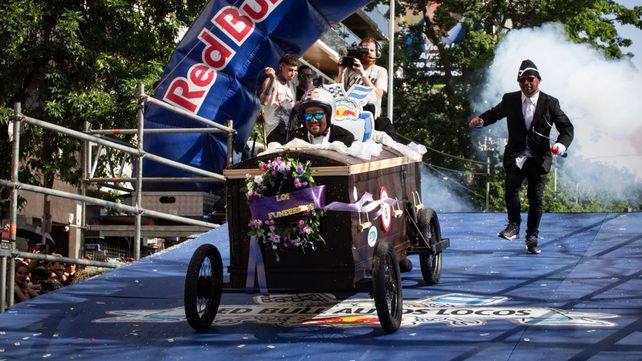 Los bomberos ganaron la Carrera de Autos Locos en Buenos Aires