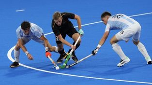 Hannes Muller maniobra ante Lucas Toscani y Thomas Habif.