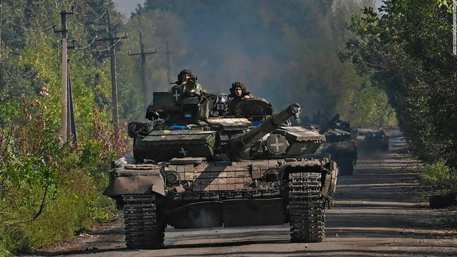 Una columna de tanques ucranianos avanza en el frente. Los blindados rompieron el frente en Kherson y bajan hacia el sur