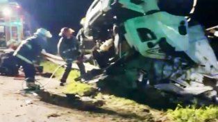 Rescataron al conductor de un camión que volcó en la Ruta 14