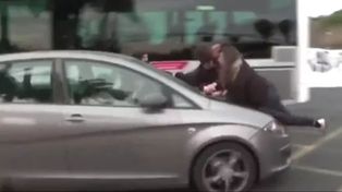 La conductora de un automóvil embistió a tres manifestantes feministas en una piquete en Barcelona.&nbsp;
