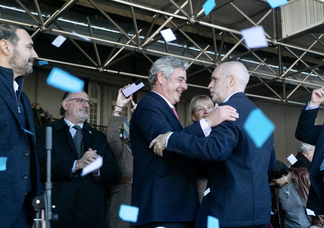 Rodríguez Larreta saludó en el palco al presidente de la Sociedad Rural.
