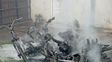 Quedó al descubierto que un preso por robo fue quien incendió tres motos en la Comisaría 8°
