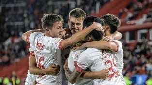Los Jugadores de Unión festejan el tanto de Luna Diale.