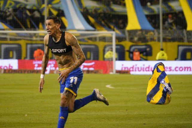 Di María celebra el golazo en el clásico rosarino.