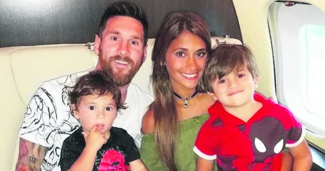 avión. La famosa pareja viajando en familia junto a Thiago y Mateo.
