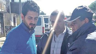 Pancho La Vaca entregó una carpeta con propuestas a los funcionarios que visitaron el barrio.&nbsp;