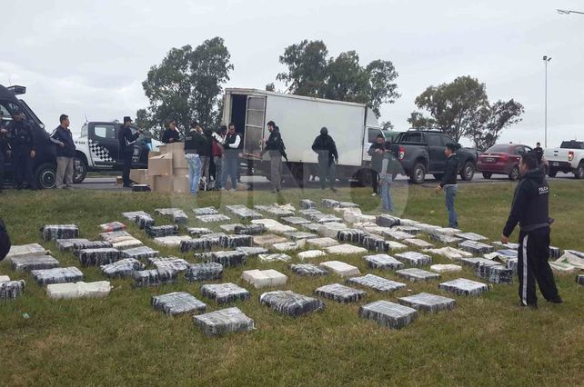 Secuestraron más de dos toneladas de marihuana a la altura de la Autopista Santa Fe - Rosario