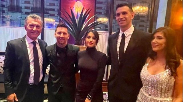 El ex presidente Mauricio Macri se dio el gusto de sacarse una foto con los campeones el mundo Lionel Messi y Emiliano Dibu Martínez.&nbsp;