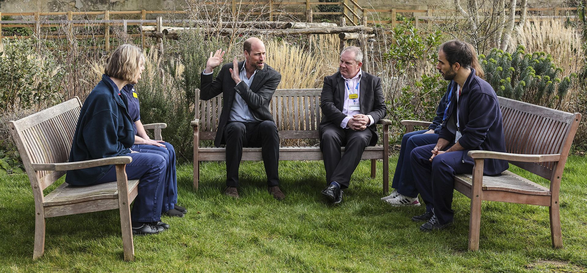 El príncipe Williams de Gran Bretaña, patrocinador de NHS Charities Together, habla con miembros del personal del NHS en el jardín de salud y bienestar durante una visita al Royal Berkshire Hospital, en Reading, Inglaterra, el miércoles 5 de marzo de 2025. (Richard Pohle/Pool Photo via AP) El príncipe Williams de Gran Bretaña, patrocinador de NHS Charities Together, habla con miembros del personal del NHS en el jardín de salud y bienestar durante una visita al Royal Berkshire Hospital, en Reading, Inglaterra, el miércoles 5 de marzo de 2025. (Richard Pohle/Pool Photo via AP)